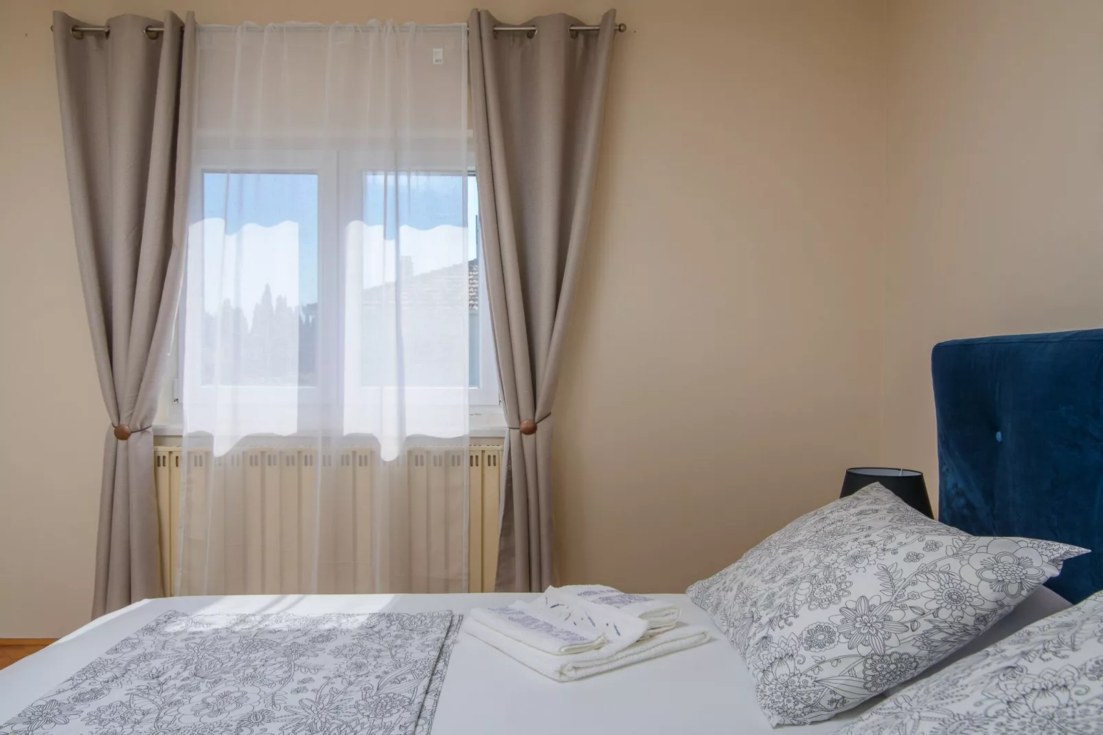 Modern Apartment Near Trogir Beach with Sea View Terrace and Lounge Area - Two Bedroom Apartment-Slaapkamer