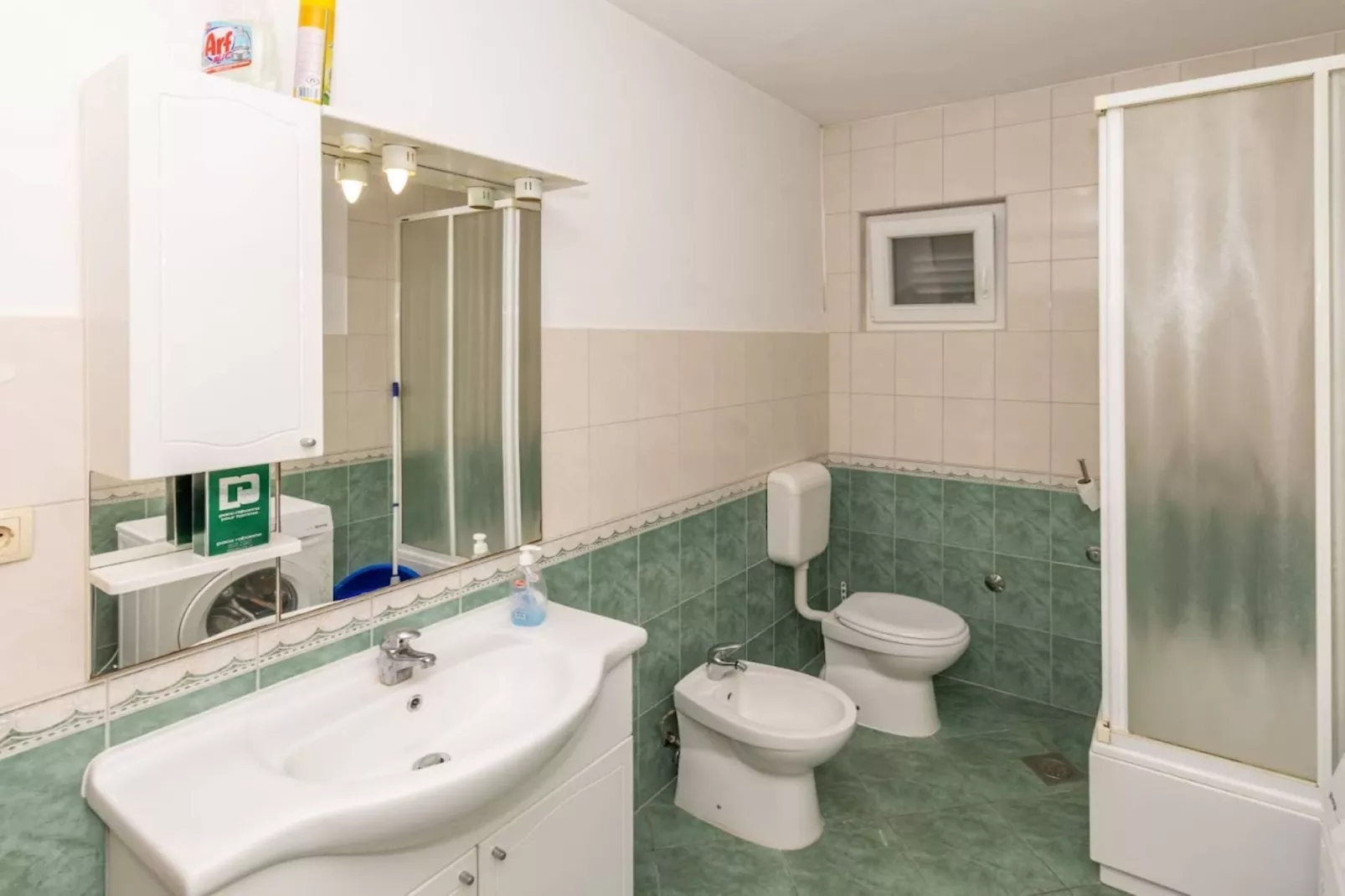 Sunny and Sleek Apartment Kastel Novi with Terrace - Three Bedroom Apartment with Terrace-Badkamer