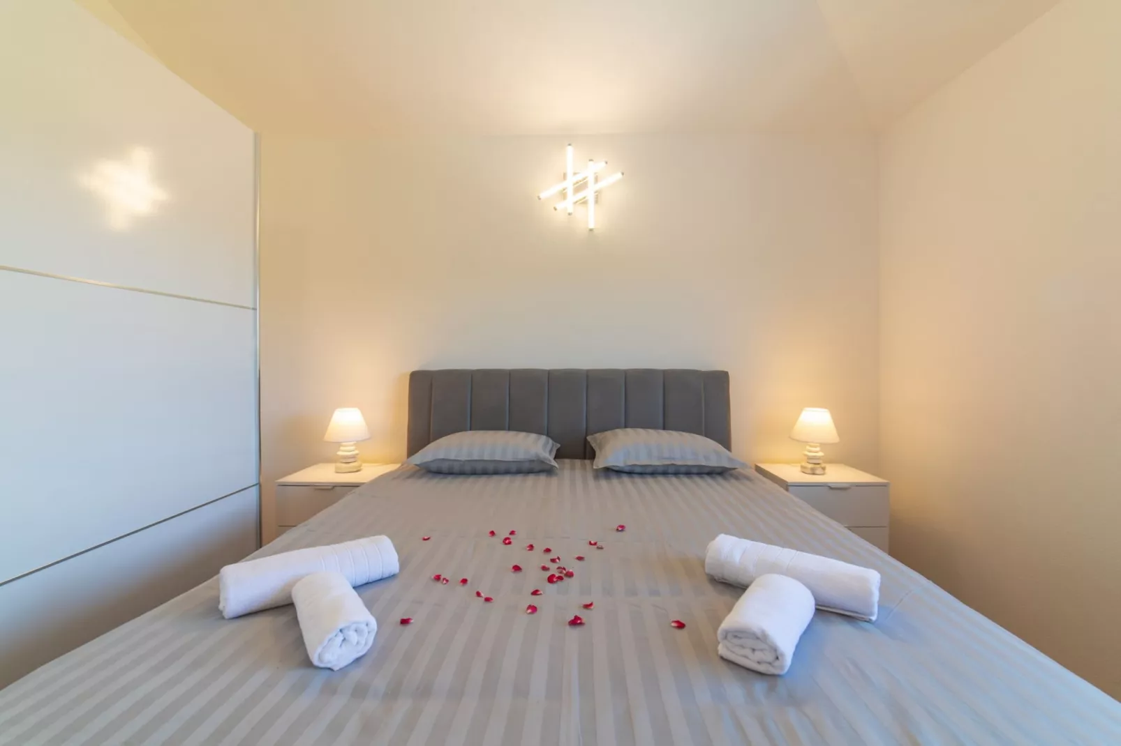 Idyllic Getaway Lovrec Villa with Pool - Five Bedroom Villa with Pool-Slaapkamer