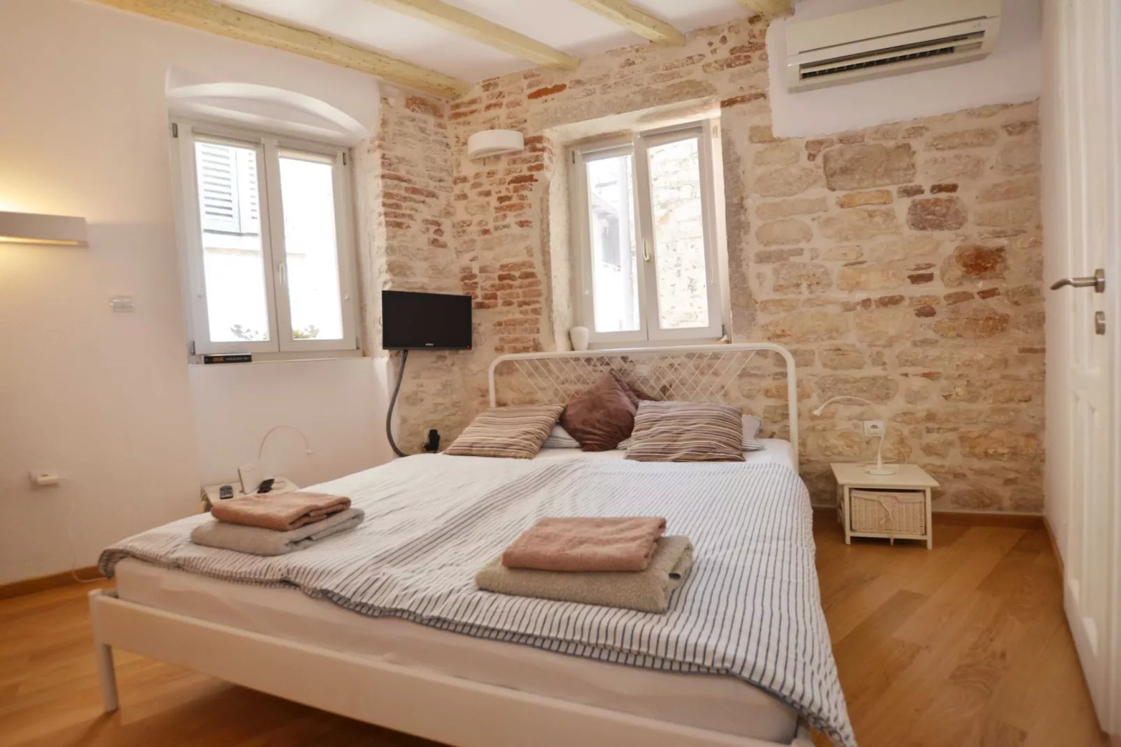 Modern and Cozy Rovinj Old Town Apartments - Classic Studio Apartment (owner Lavanda)-Slaapkamer