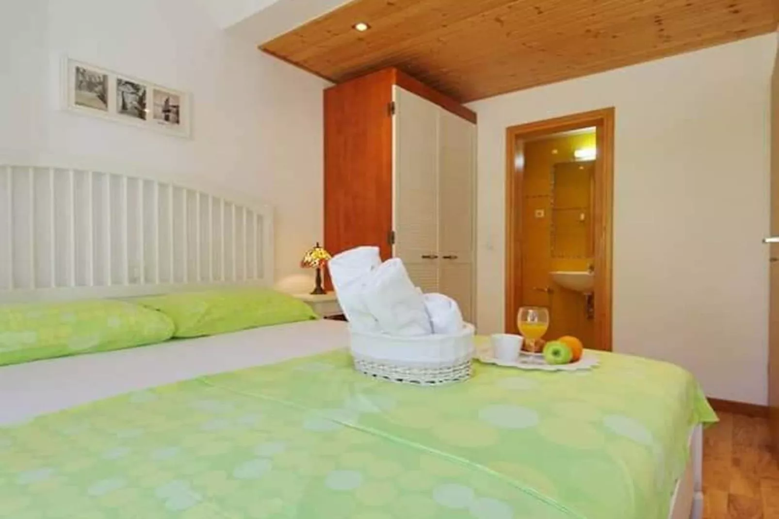 Blissful Bay Apartments Vrboska - Classic Two Bedroom Apartment with Terrace (owner Lavanda)-Slaapkamer
