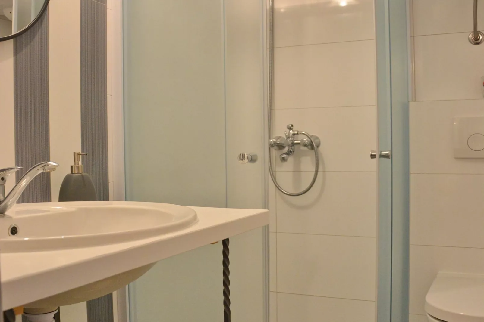 Blissful Bay Apartments Vrboska - Studio with Terrace (owner Ruzmarin)-Badkamer