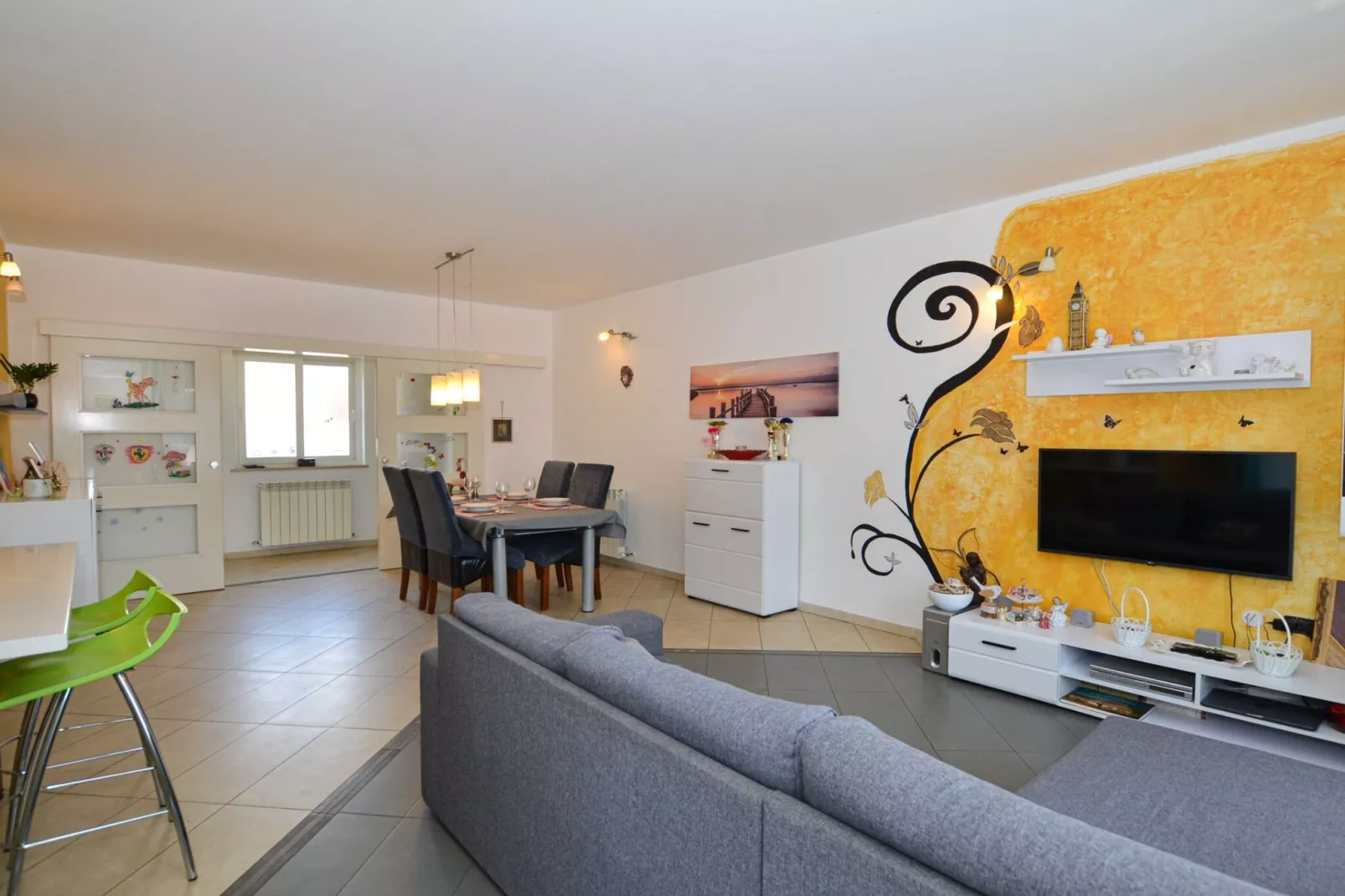 Radovani Peaceful and Serene Apartment with Terrace - Two Bedroom Apartment with Terrace-Woonkamer