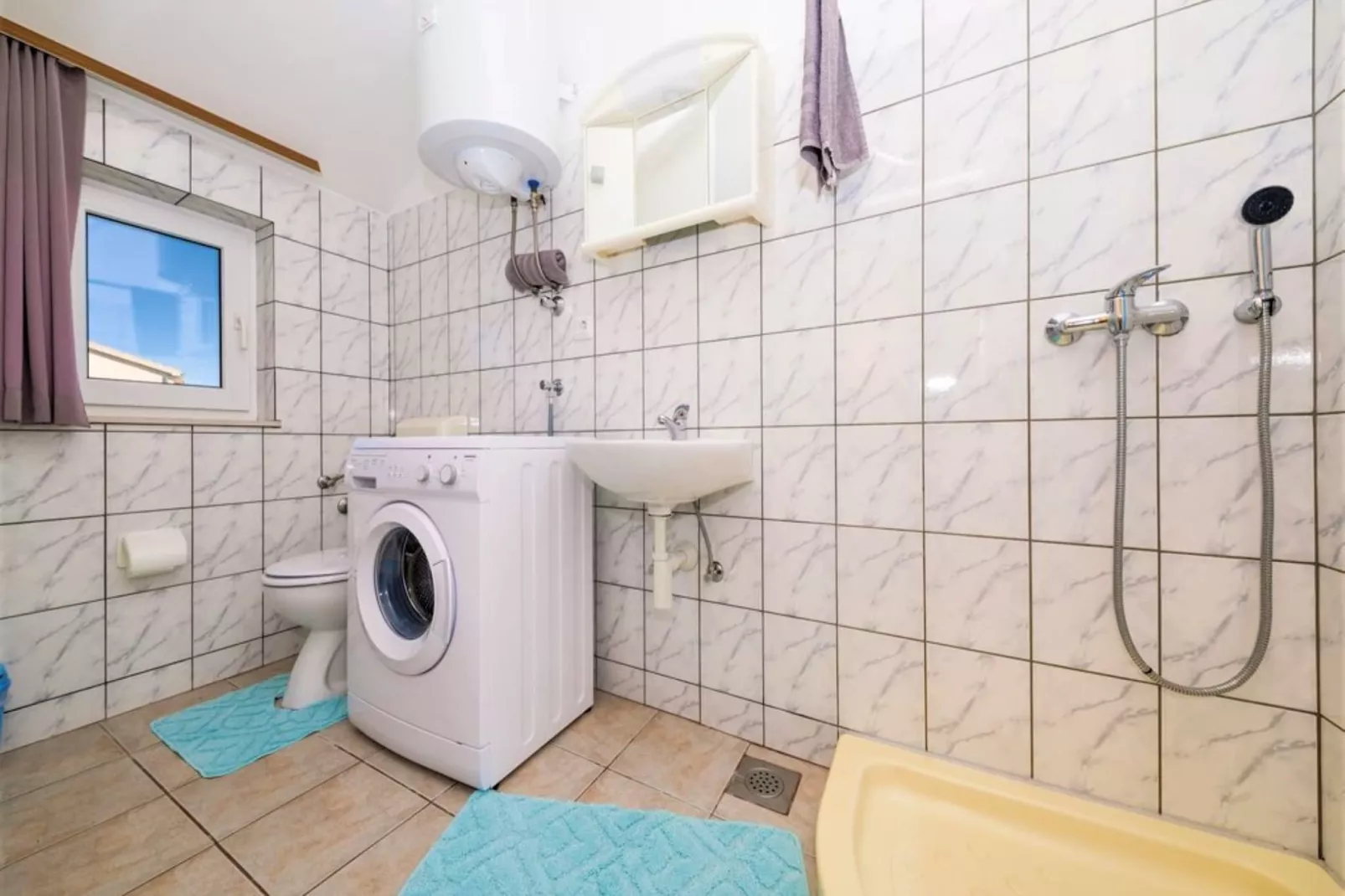 Trogir Comfortable Apartment with Terrace - Two Bedroom Apartment with Terrace-Badkamer