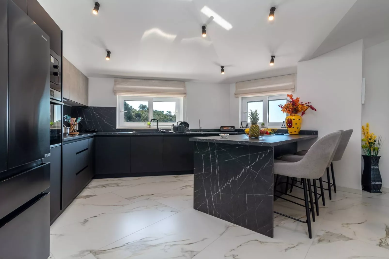 Luminous Infinity Villa with Pool and Gym - Six Bedroom Villa with Pool-Keuken
