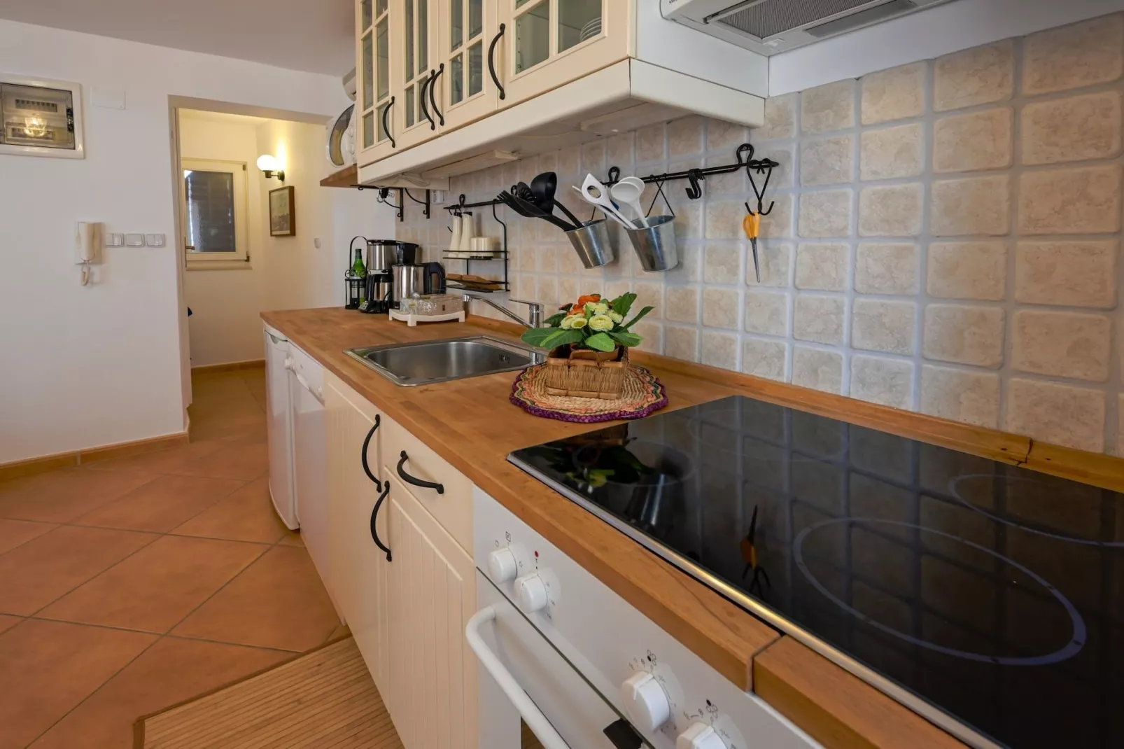 Sleek and Trendy Downtown Apartment - One Bedroom Apartment-Keuken