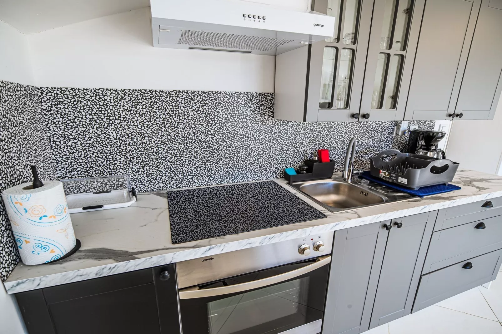 Sleek and Stylish Umag Apartments with Sea View - Two Bedroom Apartment with Terrace (owner 2)-Keuken