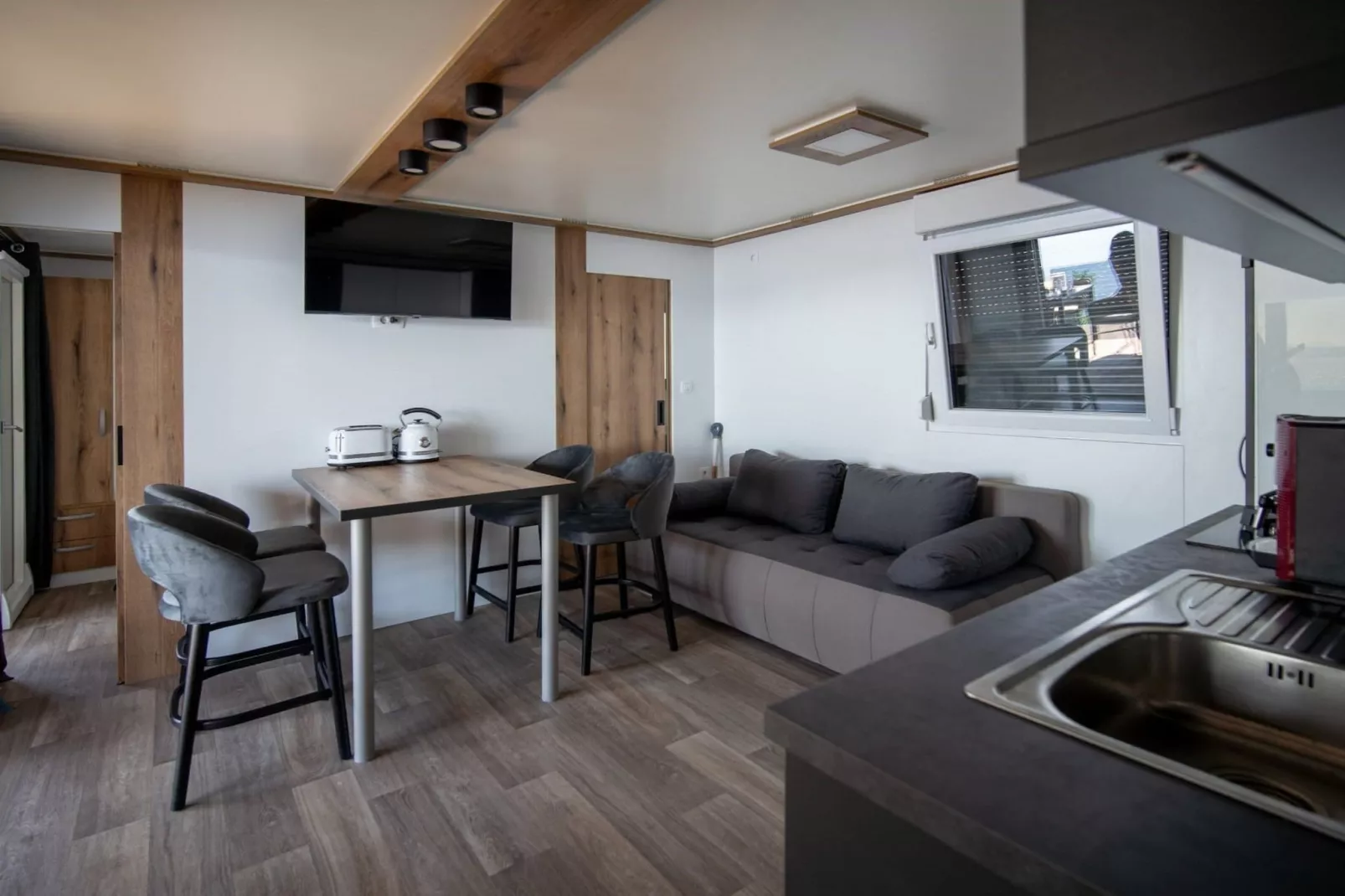 Seaside Deluxe Escape at Klenovica Camping - Two Bedroom Holiday Home with Terrace (owner 418)-Keuken
