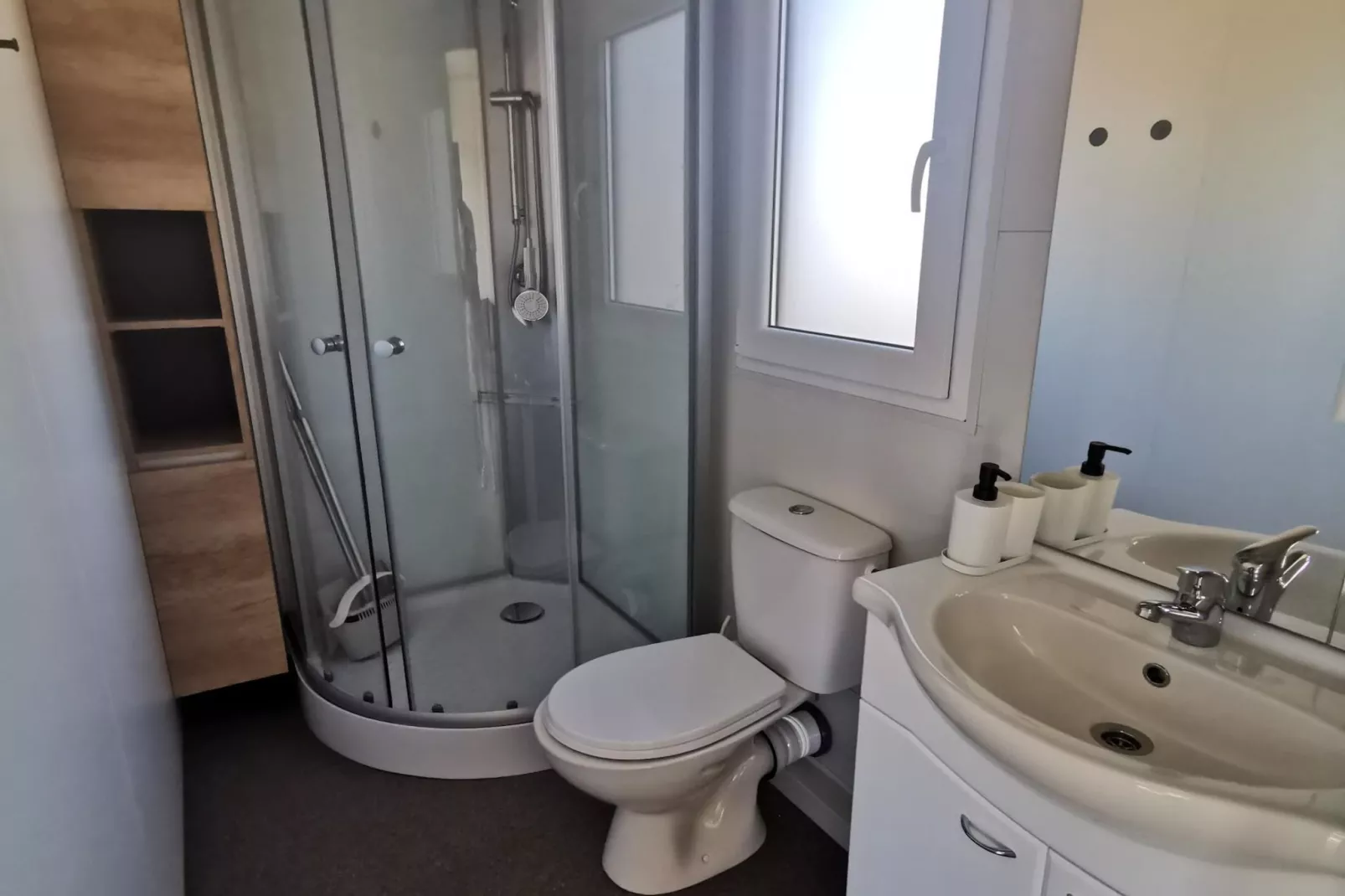 Comfort Two Bedroom Mobile Homes Pirovac - Standard Two Bedroom Mobile Home with Sea View and Terrace-Badkamer