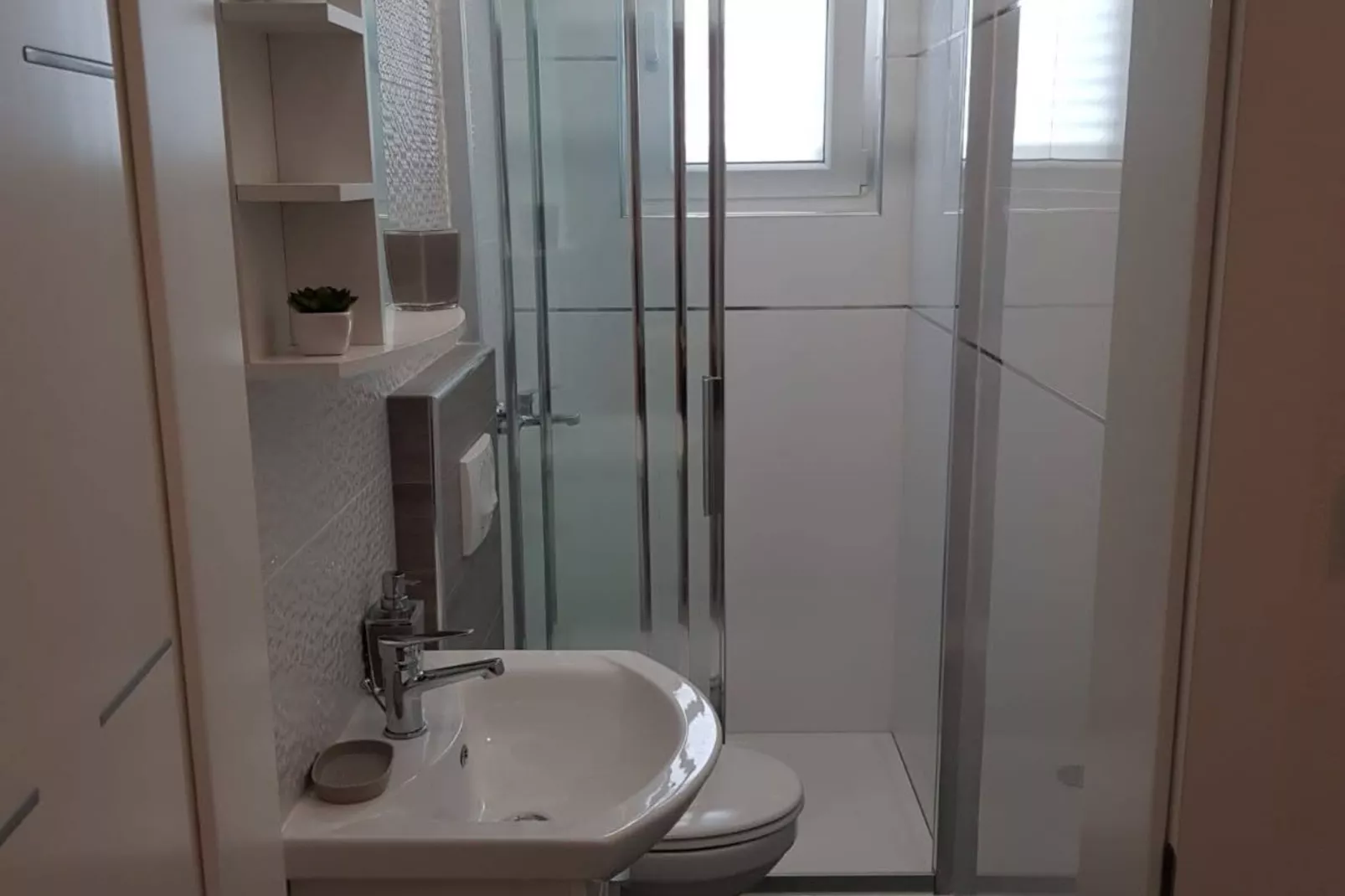 Two-Bedroom Apartment With Sea View-Badkamer