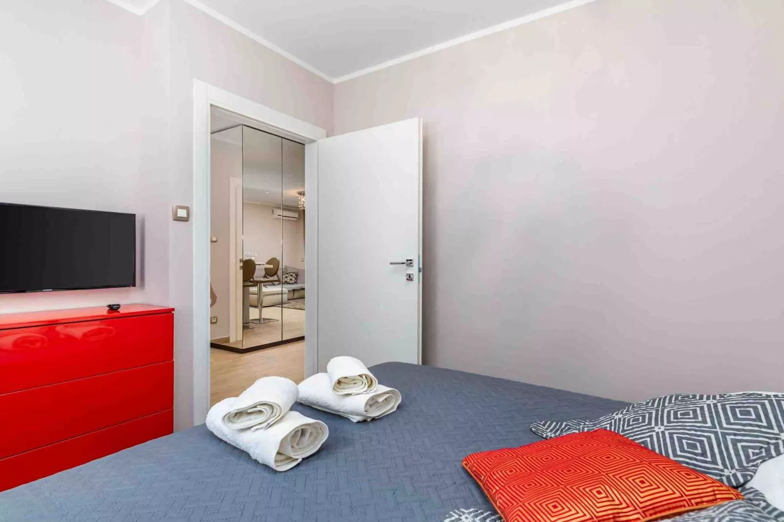 Modern Comfort with Shared Pool, Balconies & Lush Green Surroundings - One Bedroom Apartment (Romantic)-Slaapkamer