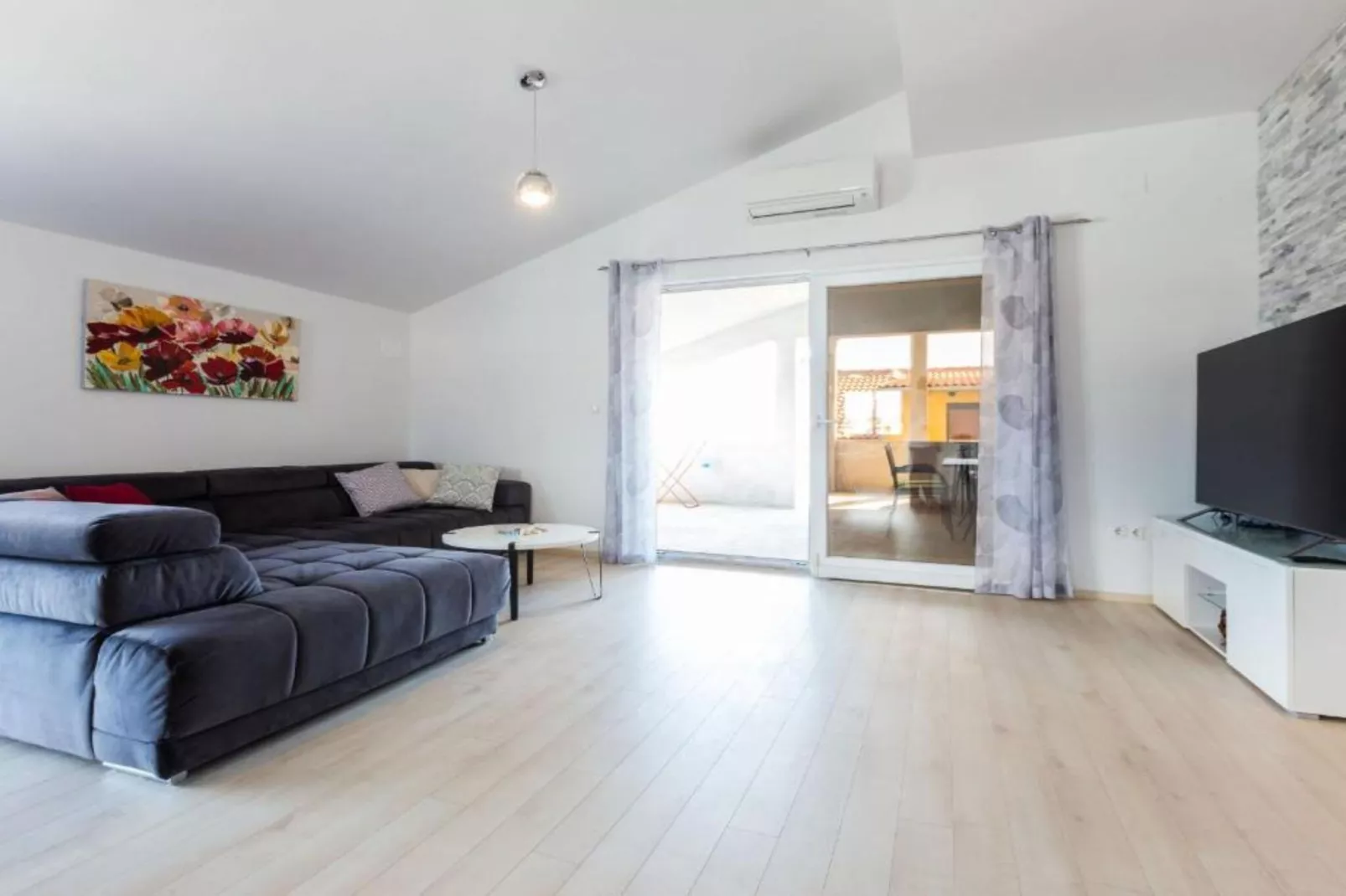 Cozy Three Bedroom Apartment With Terrace in Zadar - Three Bedroom Apartment-Woonkamer