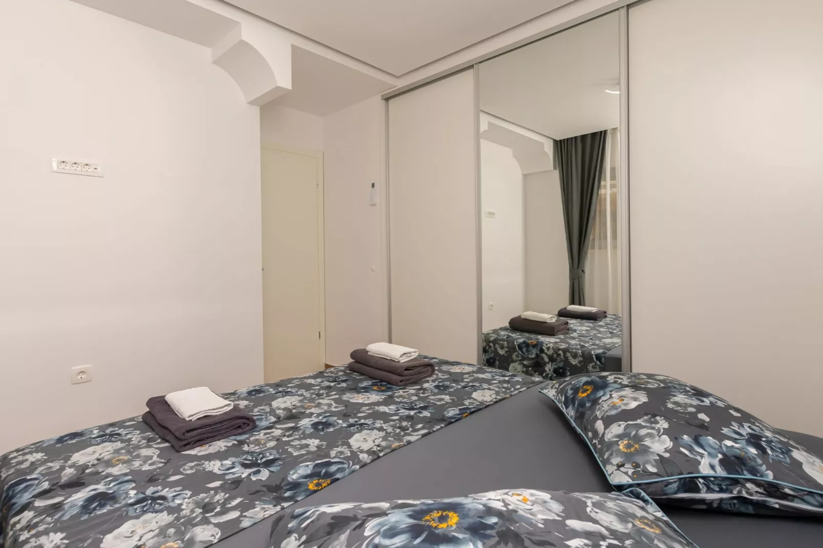 Apartments Hope (Dugi Rat) - Three-Bedroom Apartment with Jacuzzi  (Stanko)-Slaapkamer