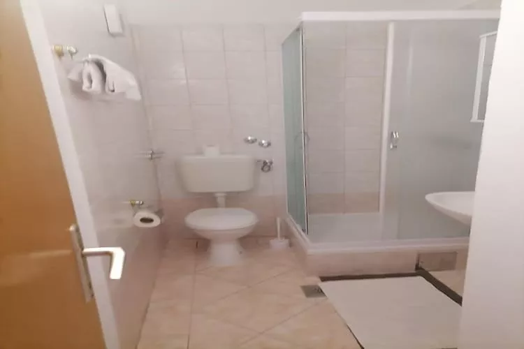 Apartments Libertas - Studio with Balcony and Sea View -  (8)-Badkamer