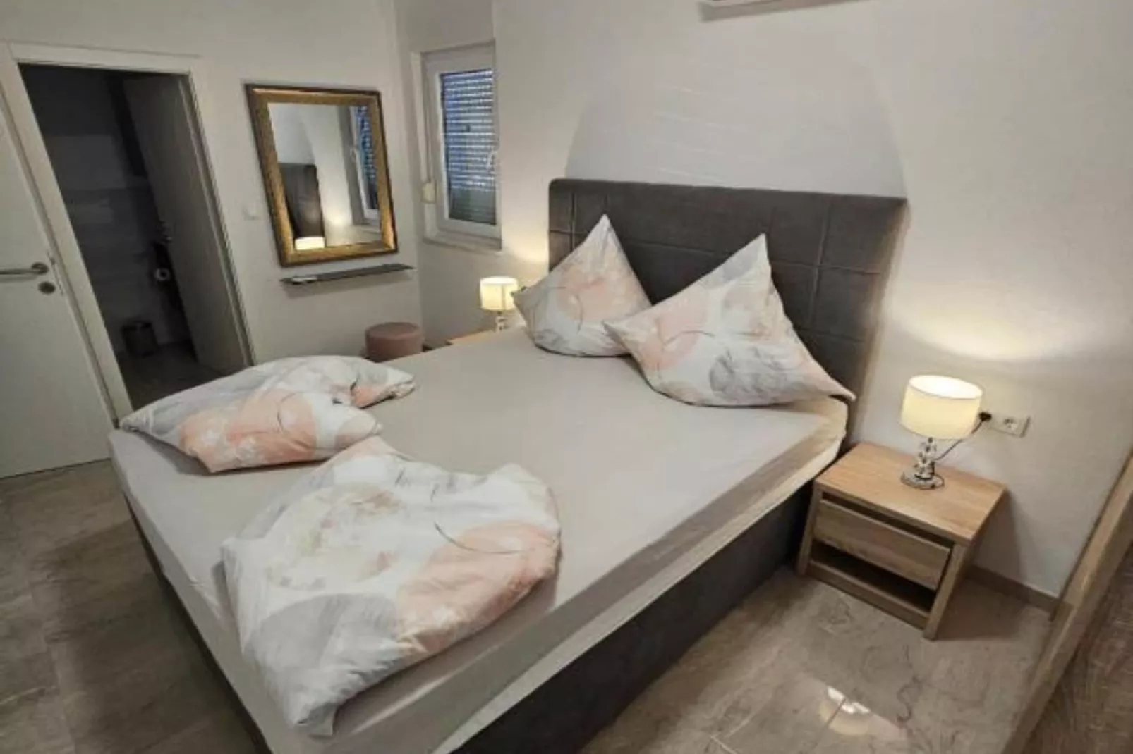 Spacious Villa With Outdoor Swimming Pool in Trogir - Three Bedroom Apartment-Slaapkamer