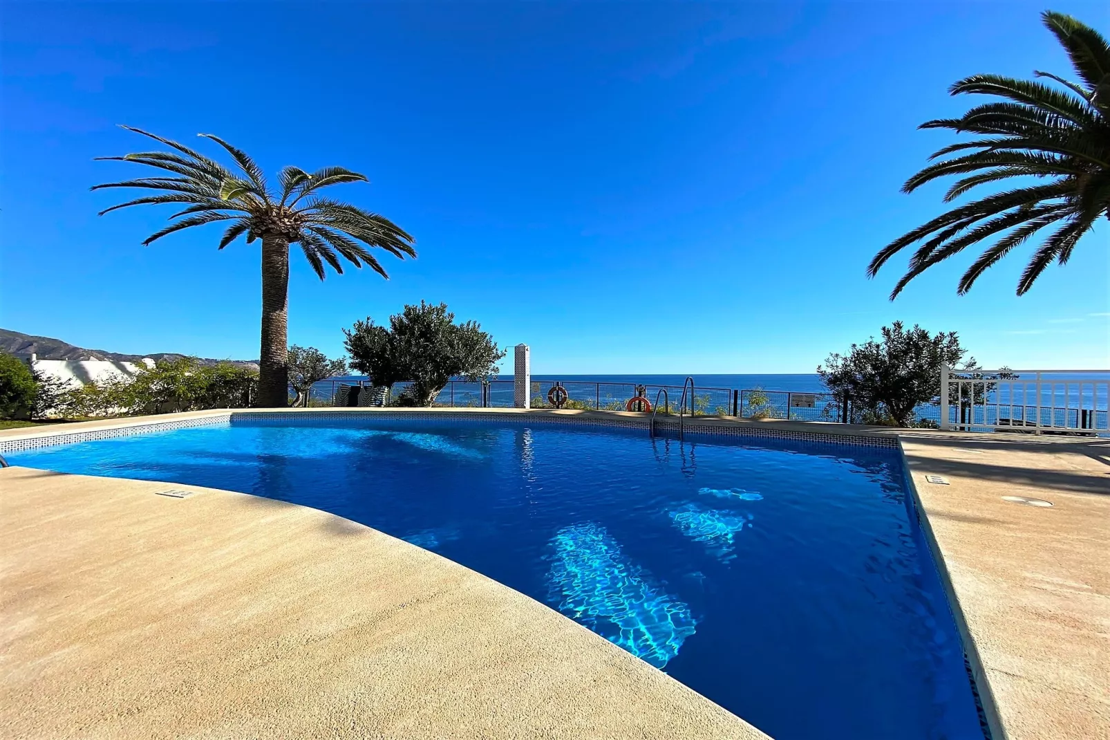 Tuhillo E1 Luxury Seaview by Casasol-Zwembad