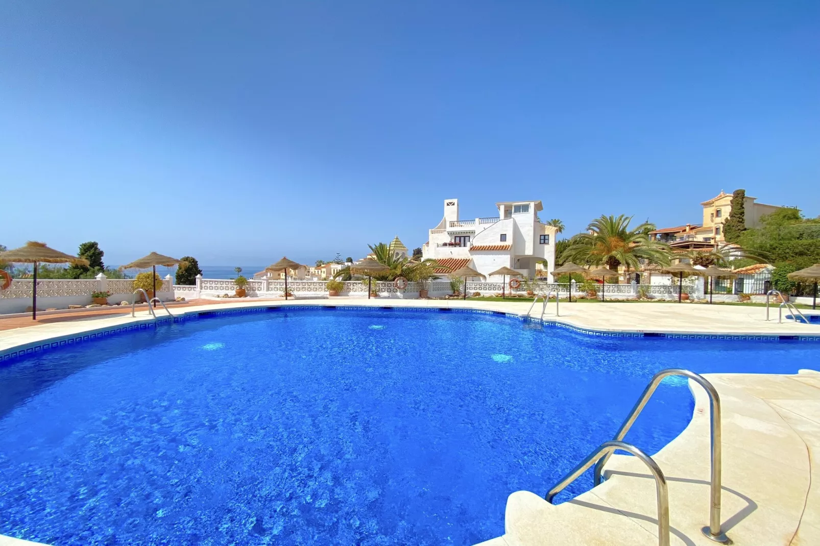 Capistrano Playa 715 by Casasol-Zwembad