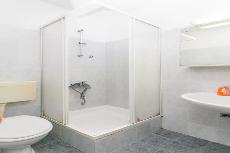 Guest House Zec -  Double or Twin Room with Balcony-Badkamer