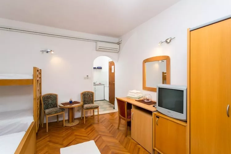 Guest House Zec - Studio with Balcony(3 adults)-Slaapkamer
