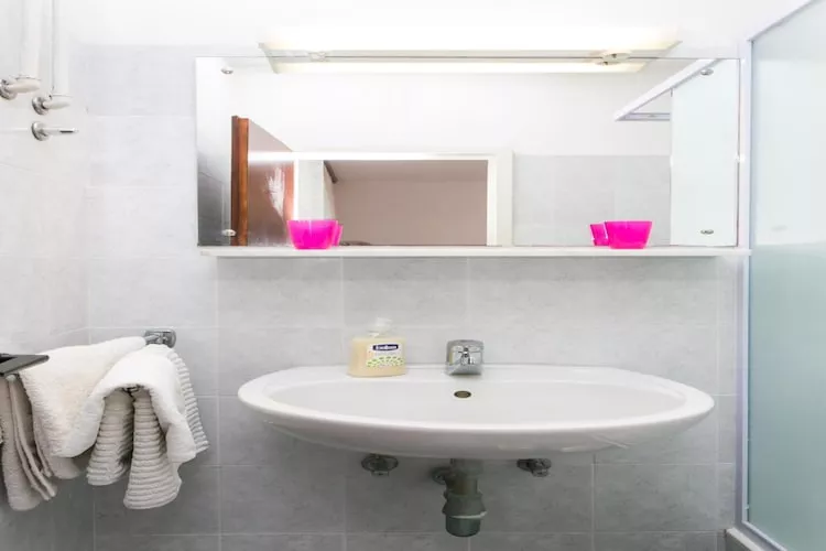 Guest House Zec -  Double or Twin Room with Balcony and Sea View-2-Badkamer
