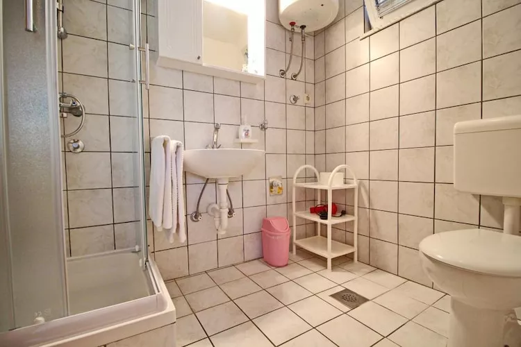 Apartments Neven - Two Bedroom Apartment with Terrace and Partial Sea View (A1)-Badkamer