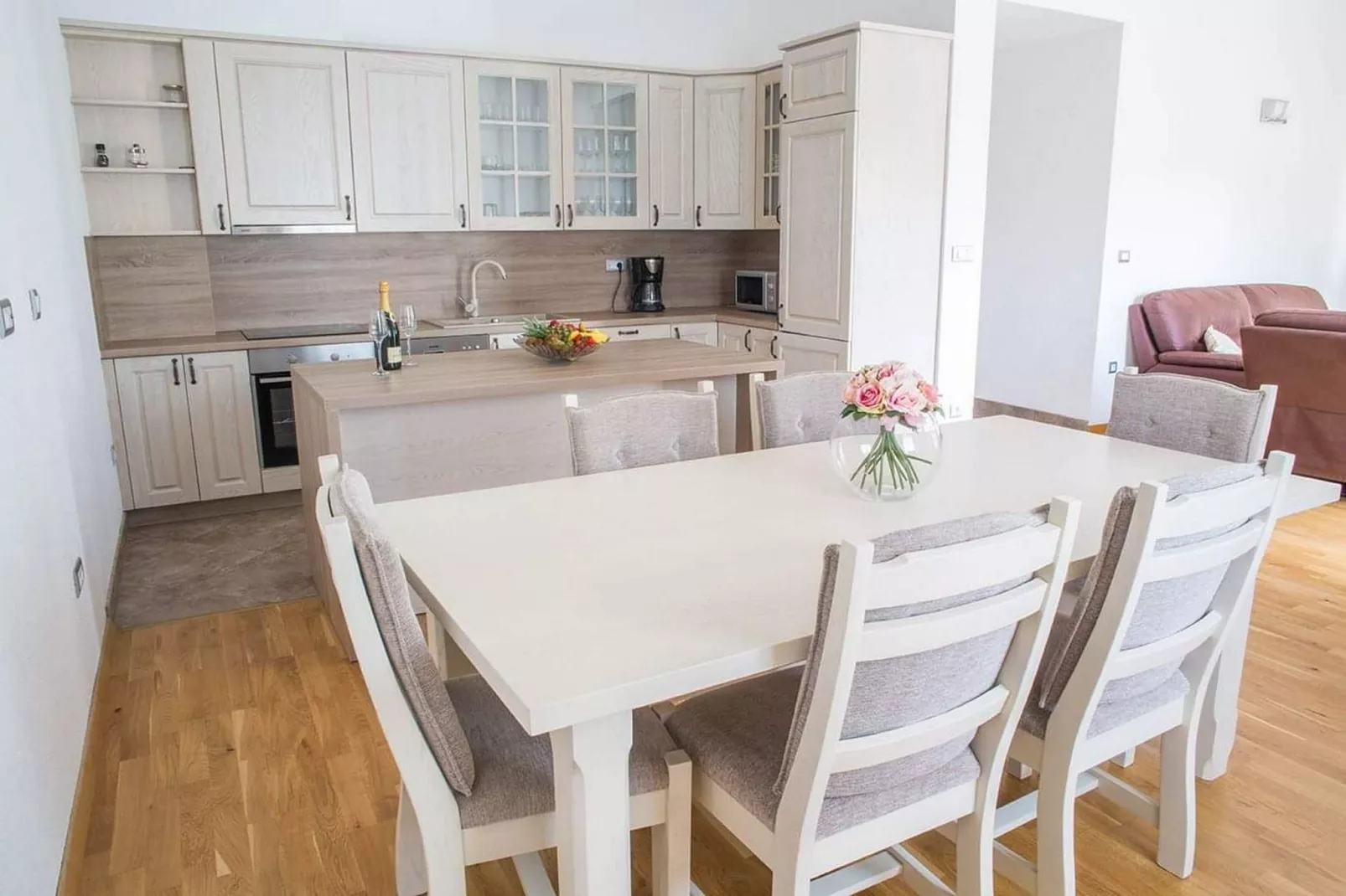 Holiday Home J&D No.2-Nine Bedroom House with Pool-Keuken