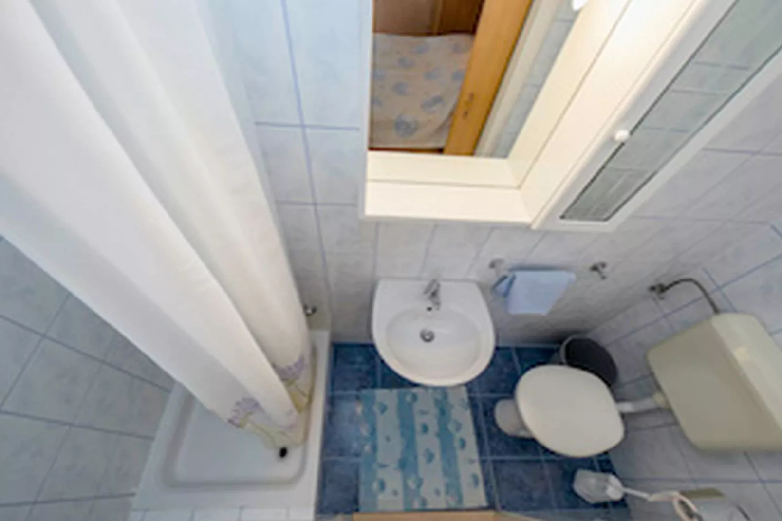 Apartments & Rooms Green Bay - Double Room with Balcony and Sea View (Room 2)-Badkamer