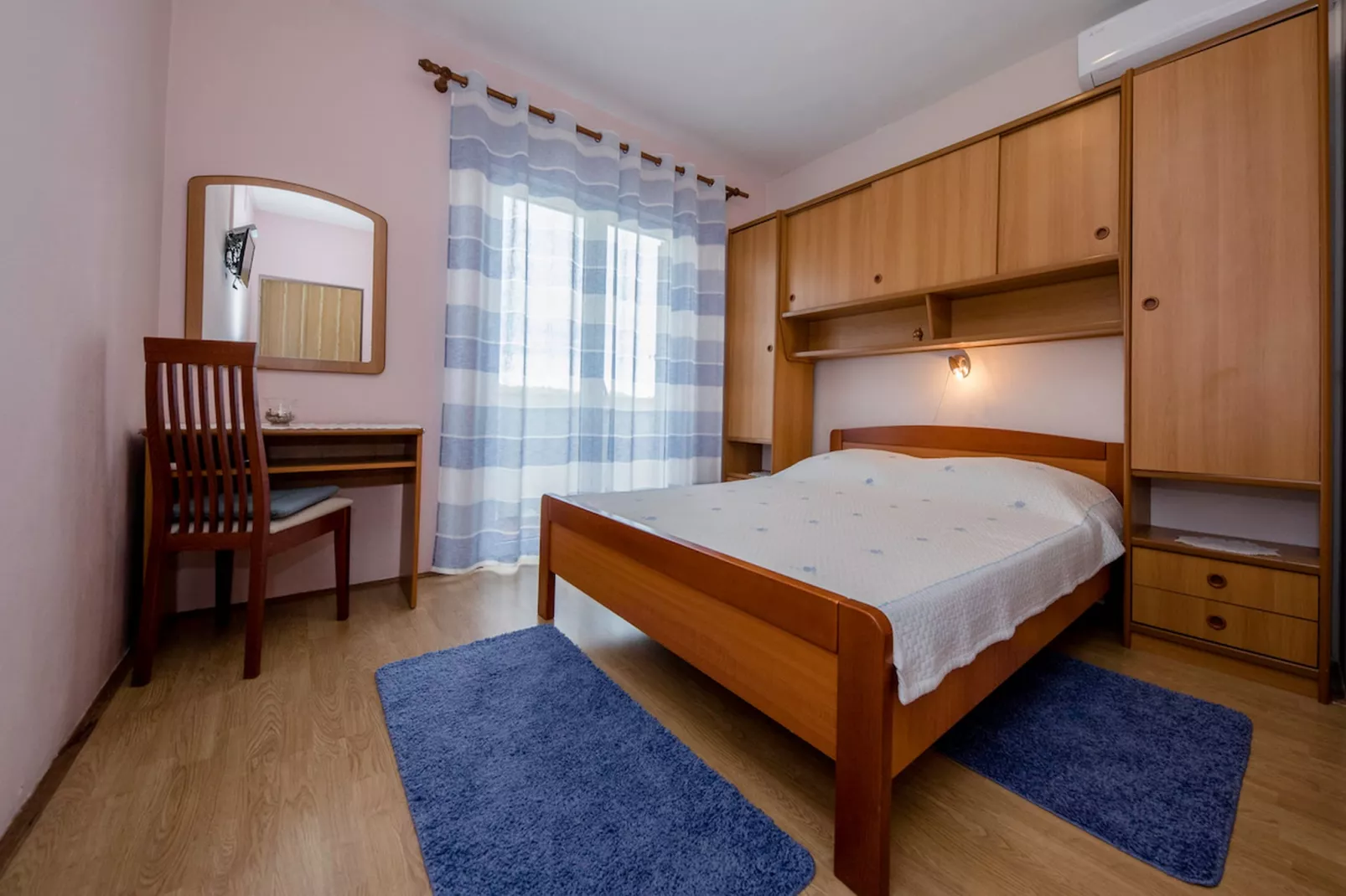 Apartments & Rooms Green Bay - Double Room with Balcony and Sea View (Room 1)-Slaapkamer