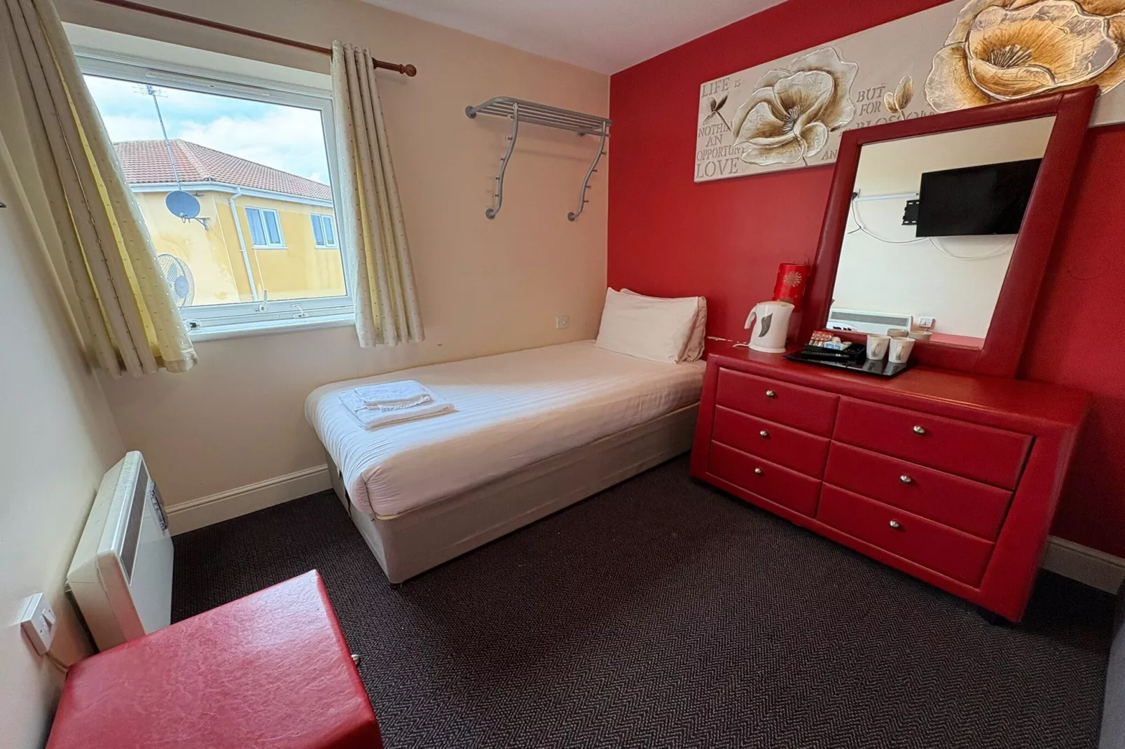GO2 Gloucester Hotel by OYO  Twin Room-Slaapkamer