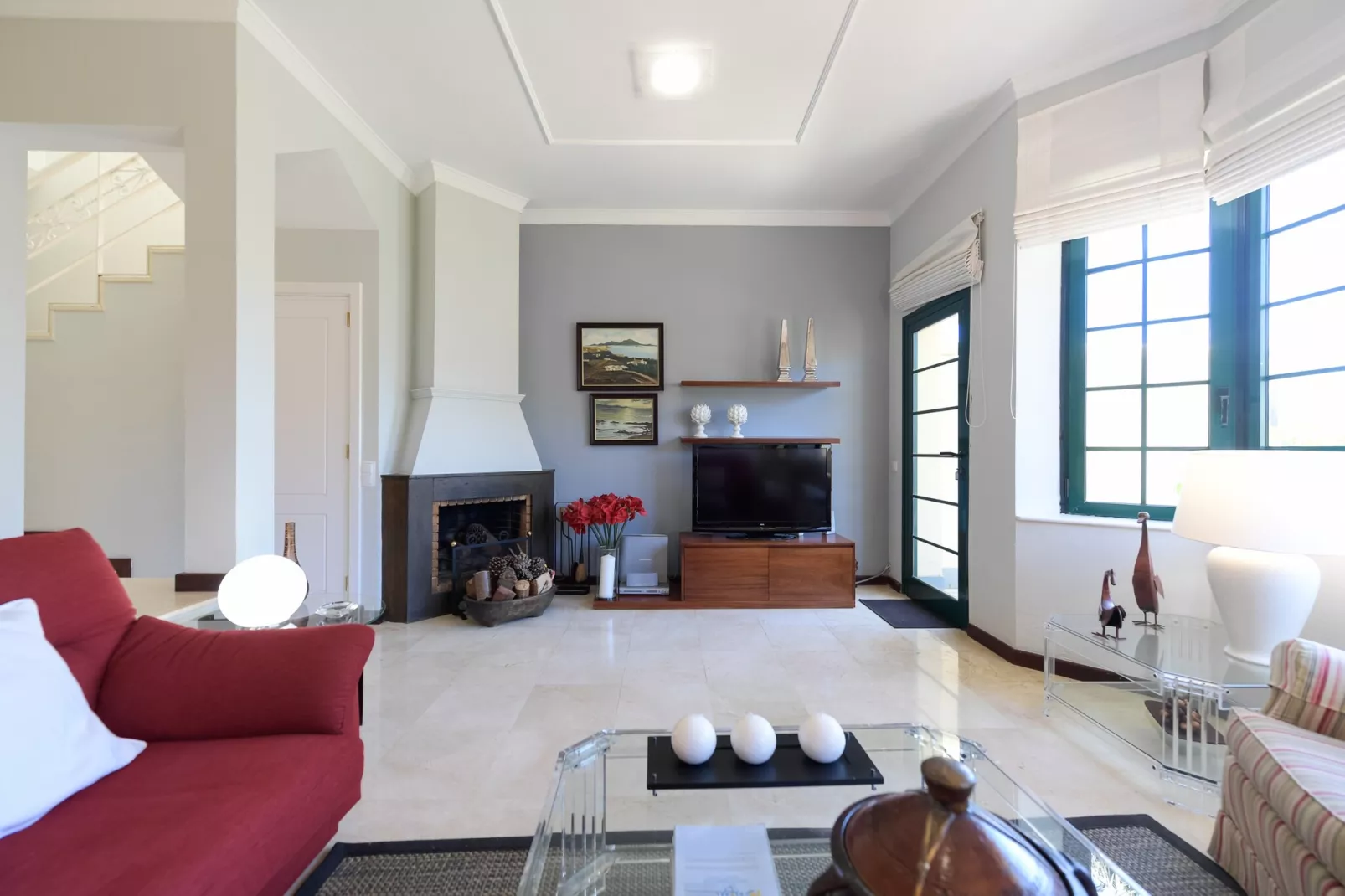 House with cozy garden BBQ and free parking-Woonkamer