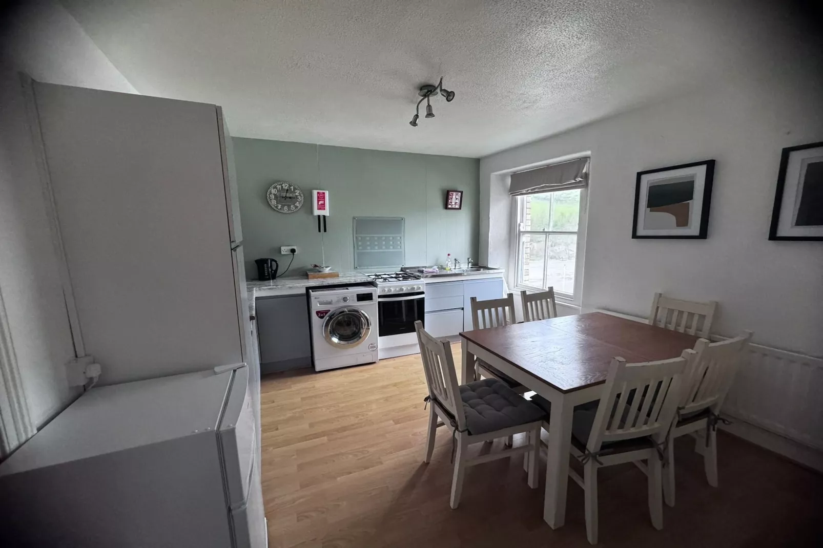 SEASIDE  Two Bed Room Apartment  4 Guest-Woonkamer