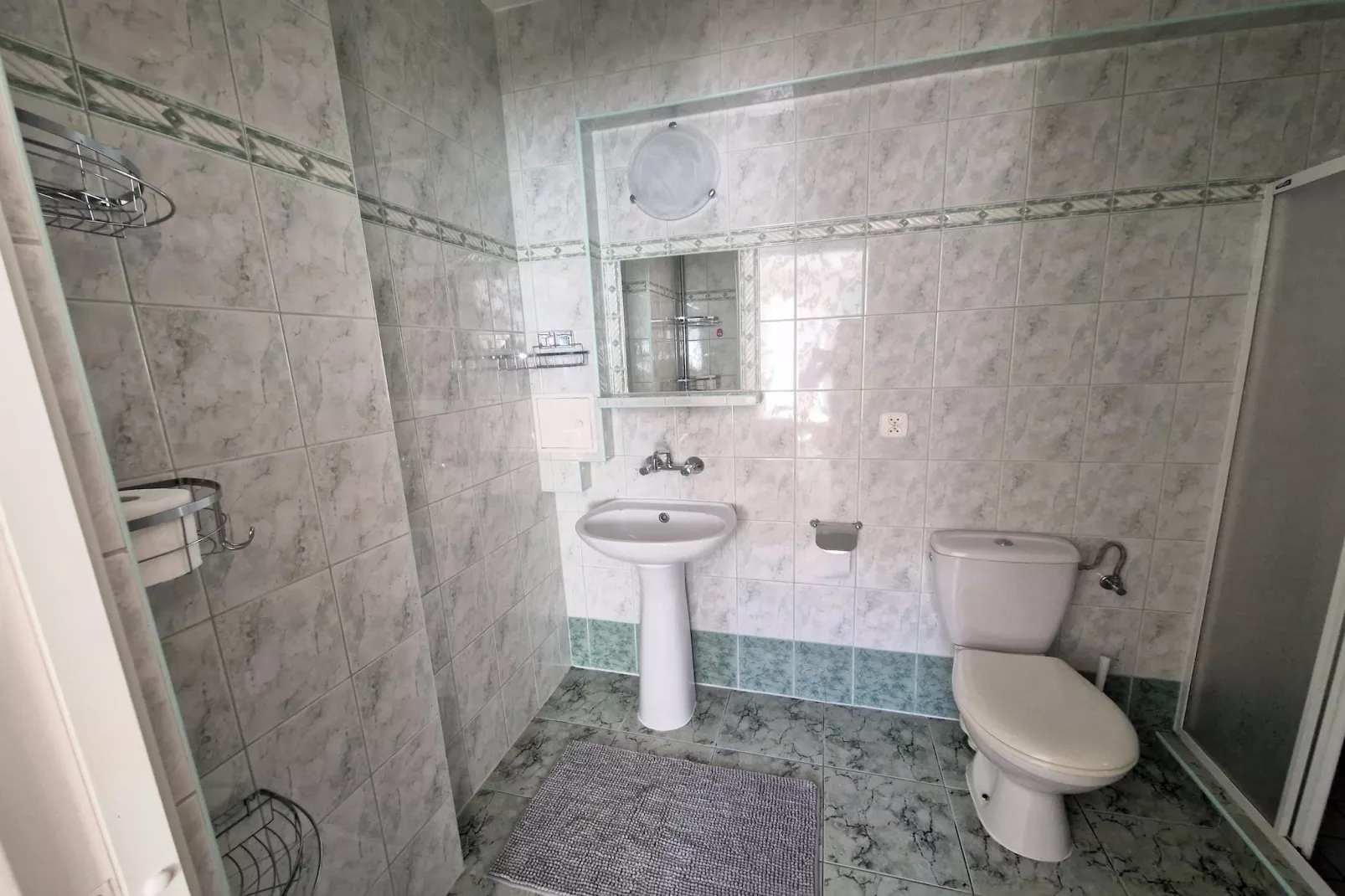 Pokój 2 osobowy na I piętrze sofa 2 osobowa-Badkamer
