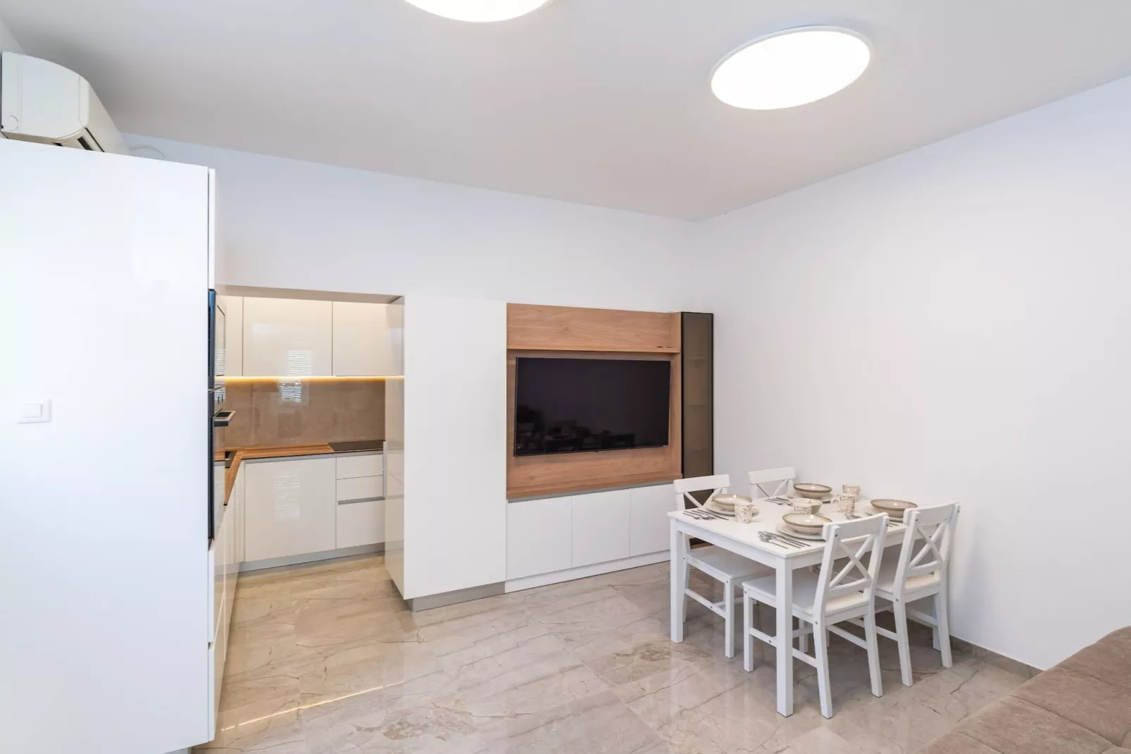 Apartment Nikolica - Two Bedroom Apartment with Terrace-Woonkamer