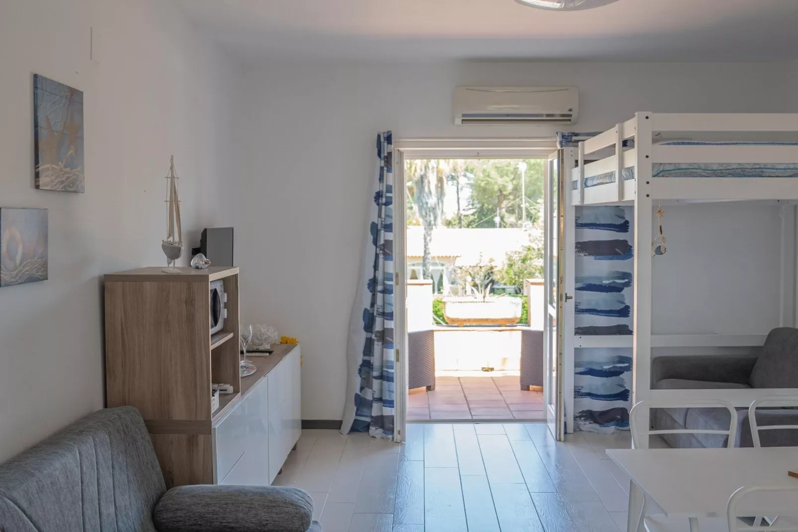 Casa Maralis 4 Pers Furnari-Woonkamer