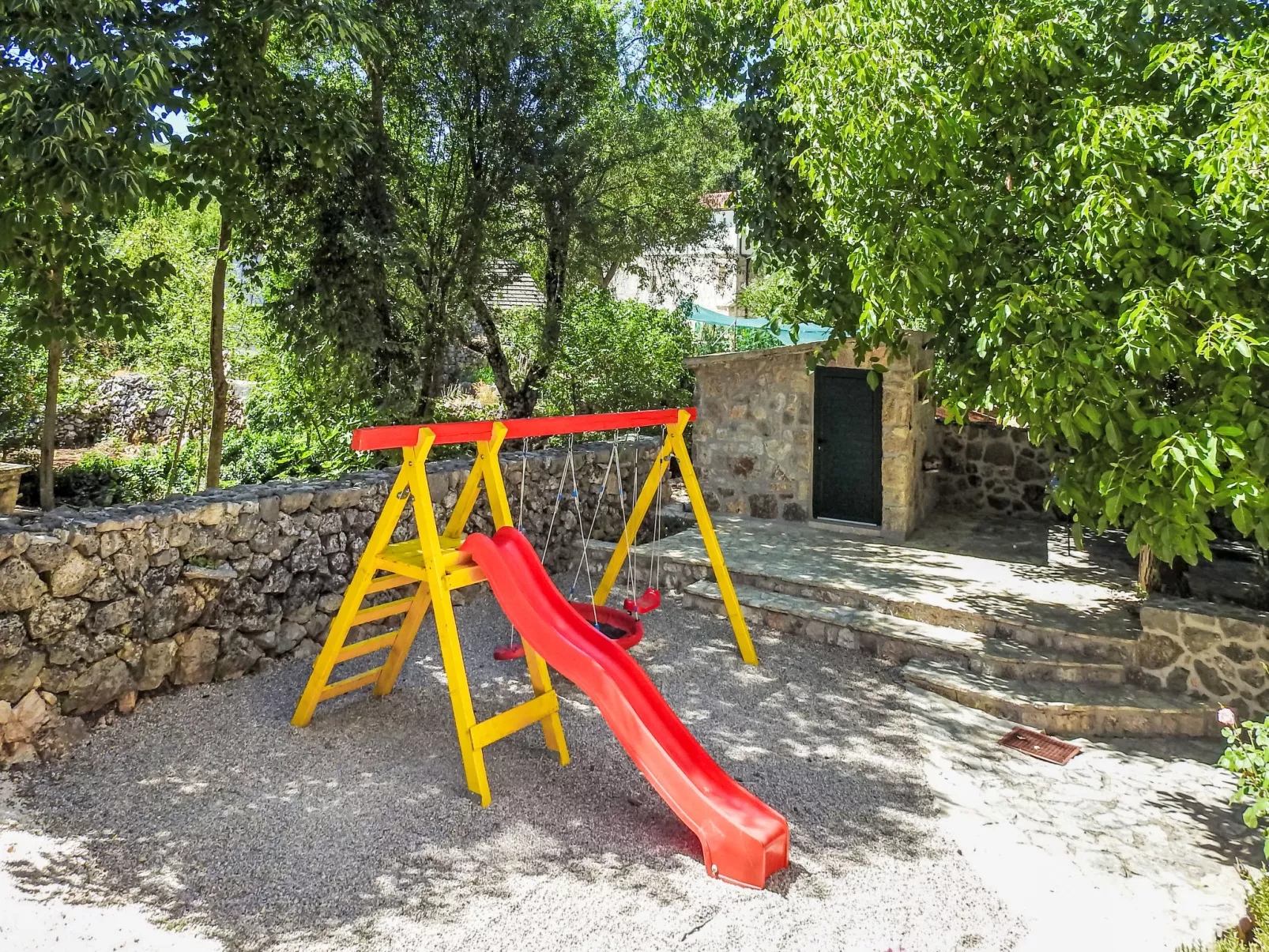 Markanovi Dvori-Buiten