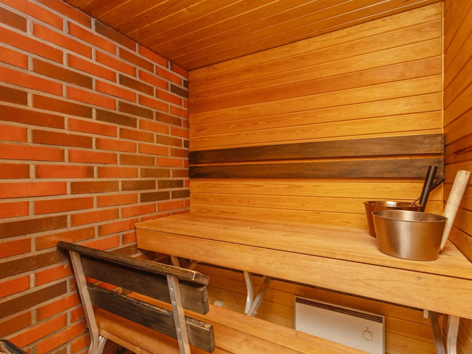 Mustalampi 5 satakieli-Binnen