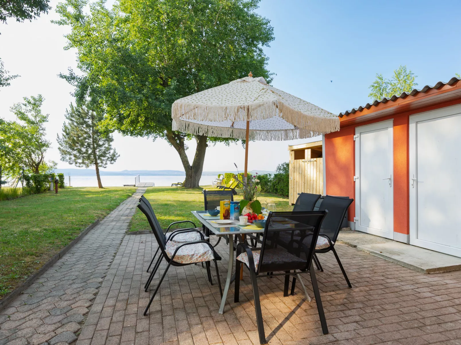 Lake House Sundown-Buiten