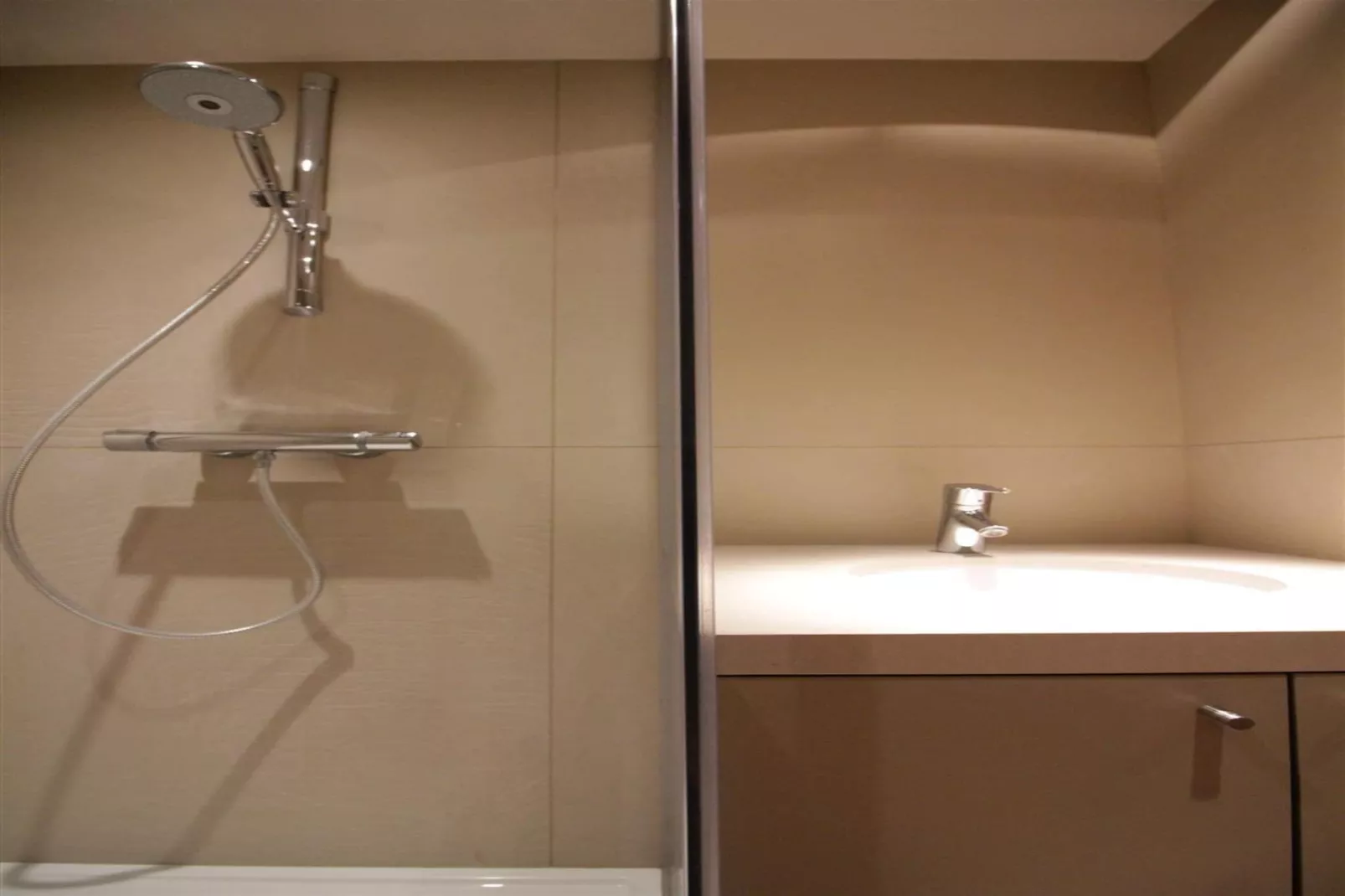 ABRI D'ANTIGON 702  Box-Badkamer