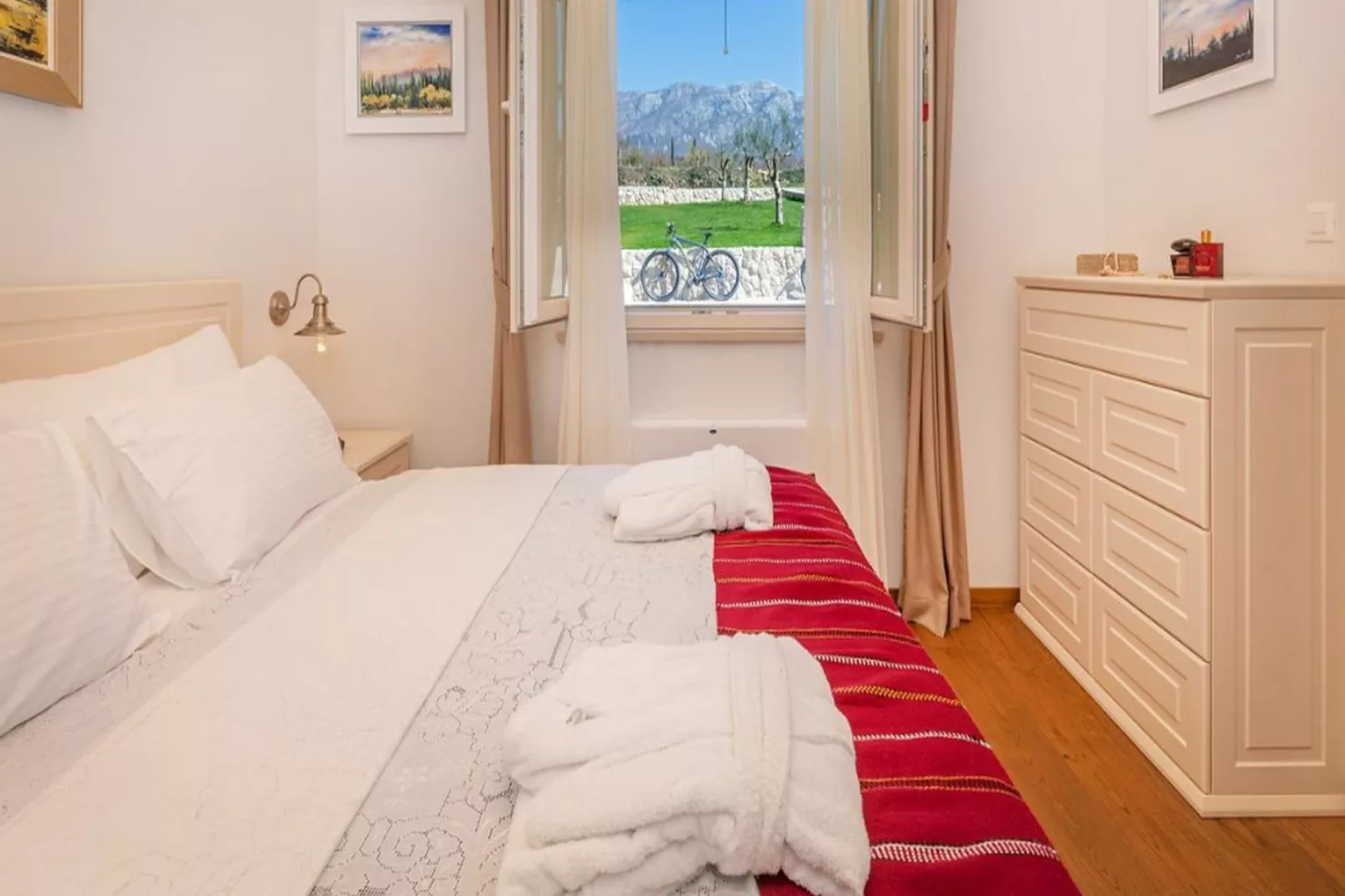 Villa Ivić-Two Bedroom Villa with Swimming Pool-Slaapkamer
