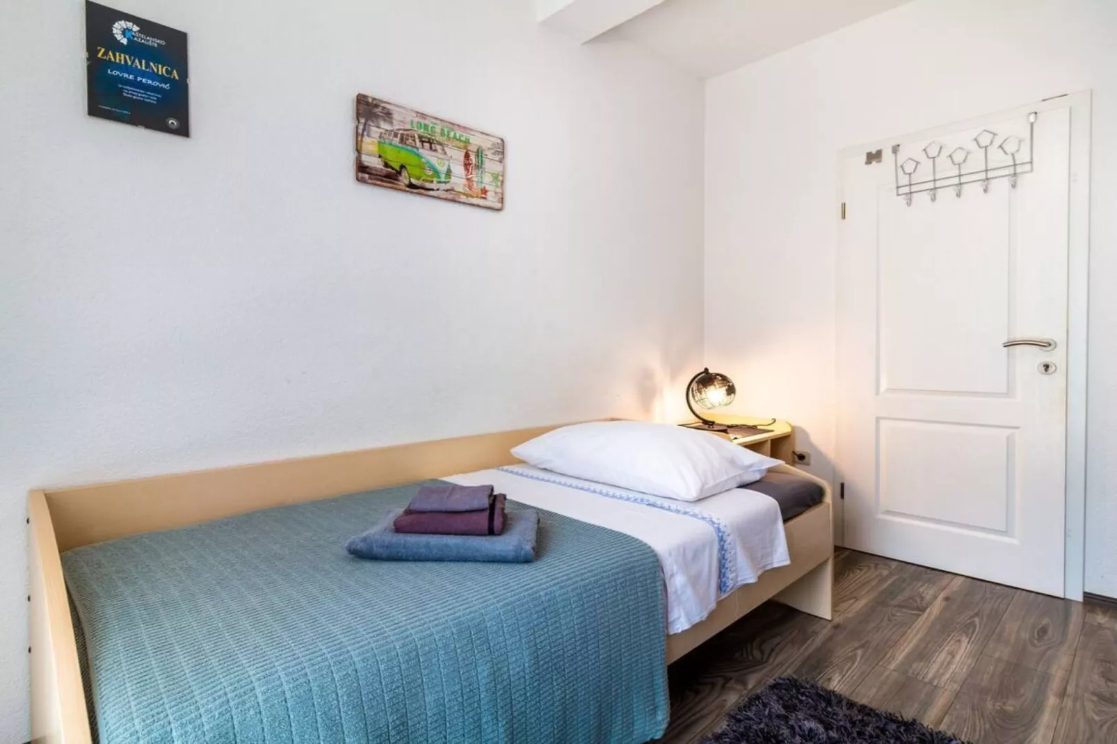 Holiday Home Sunny Side - Six Bedroom Holiday Home-Slaapkamer