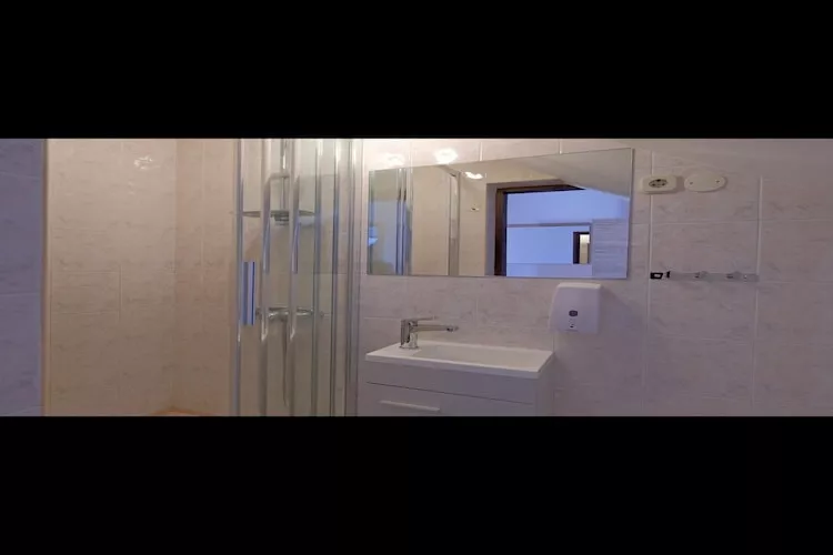 Apartment Stella - Three Bedroom Apartment with Balcony-Badkamer