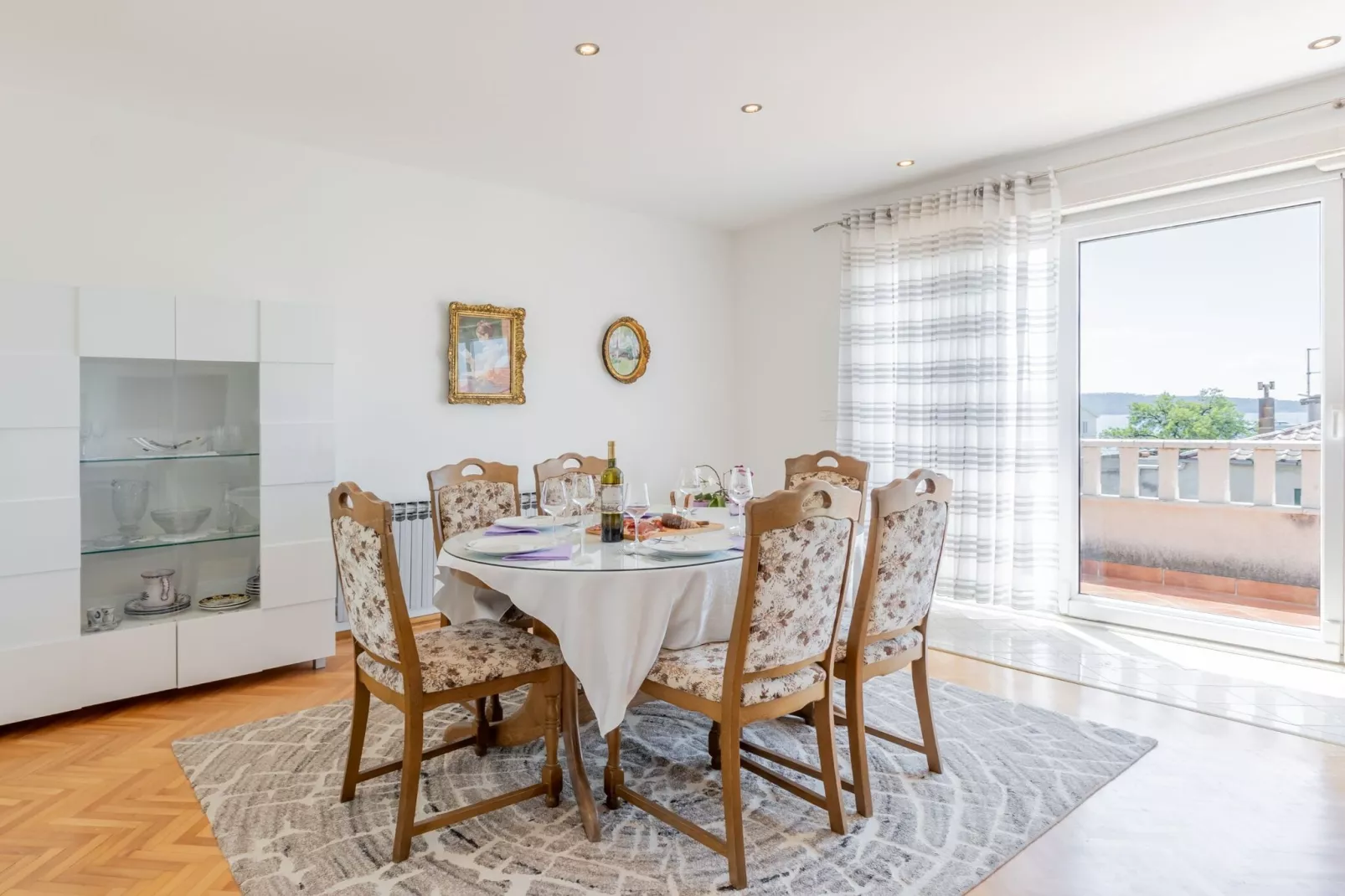 Apartment Merita - Two Bedroom Apartment with Balcony-Eetkamer