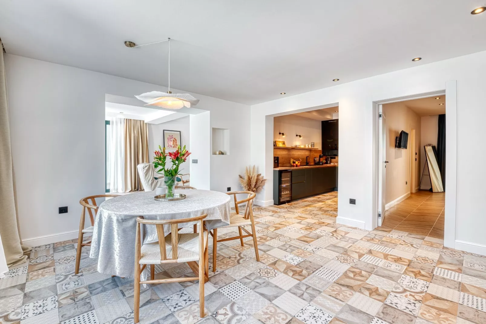 Luxury SPA B.one Apartment - Two Bedroom Apartment with Private Pool and Hot Tub-Eetkamer