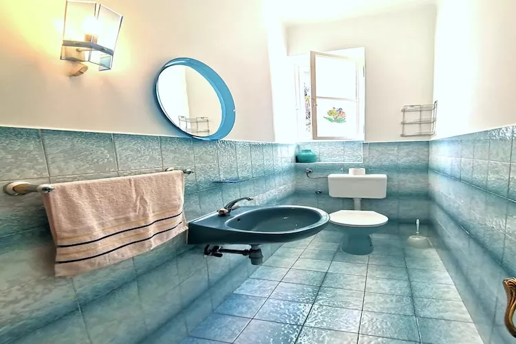 Secluded Lovran Apartment with Balcony and Patio- Two Bedroom Apartment-Badkamer