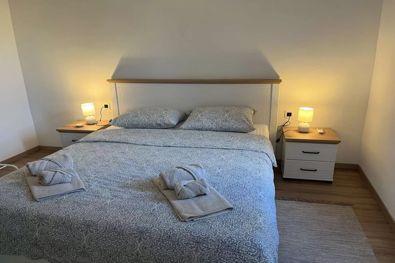 Elegant Lovran Apartment with Garden - Two Bedroom Apartment-Slaapkamer