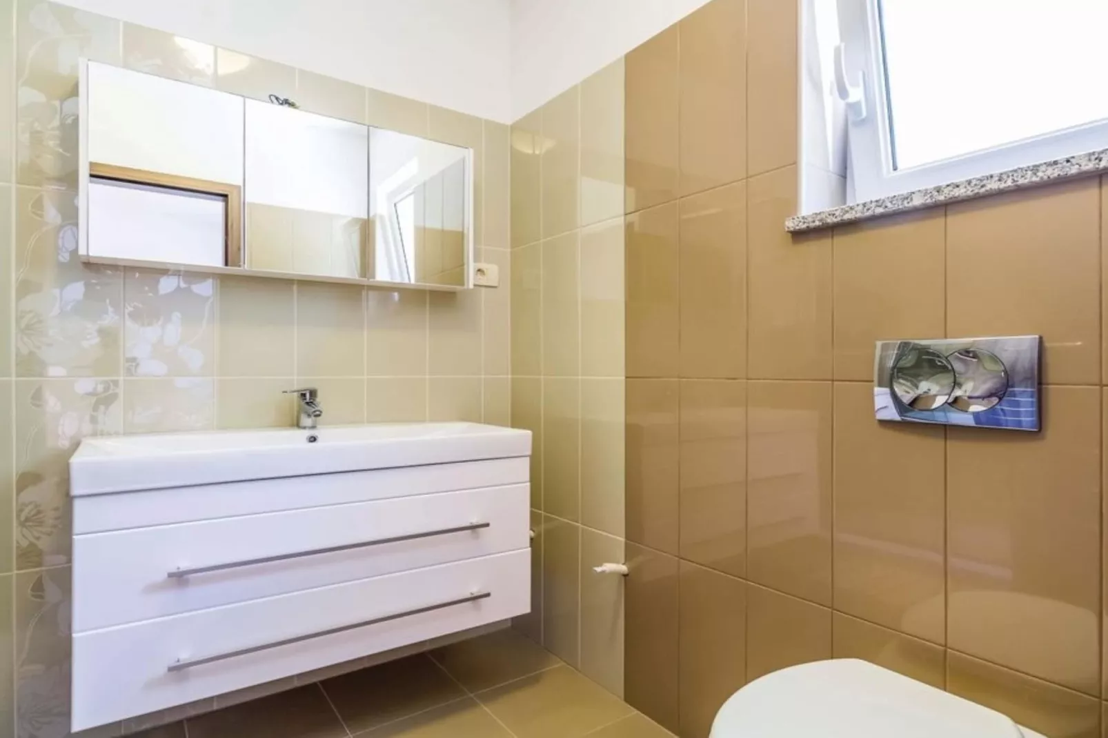 Cozy One Bedroom Apartment with Terrace - One Bedroom Apartment-Badkamer