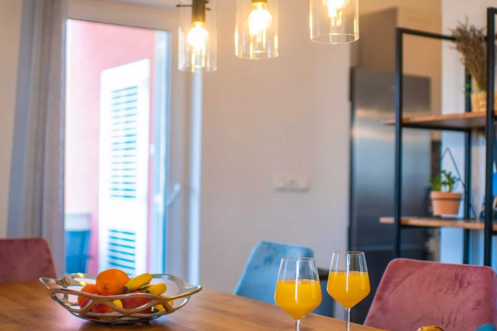 Charming and Tranquil Kastel Gomilica Apartment with Balcony and Patio - Three Bedroom Apartment-Eetkamer