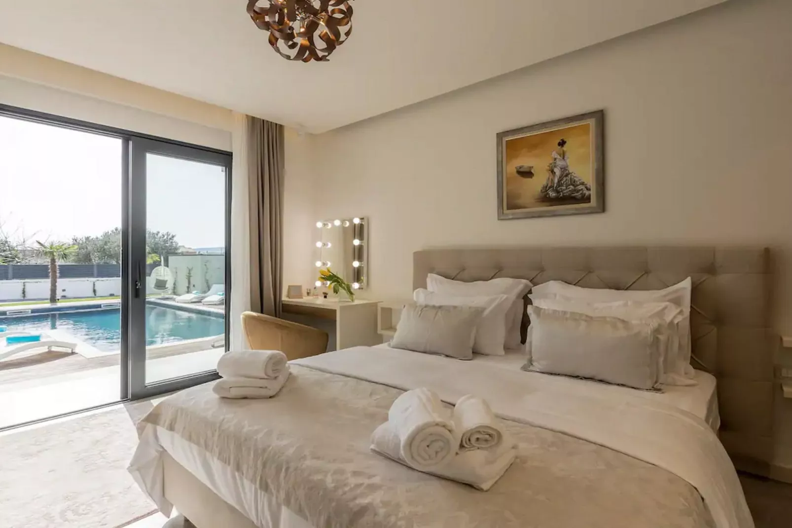 Sophisticated Oasis Residence Villa with Pool - Three Bedroom Villa with Pool-Slaapkamer