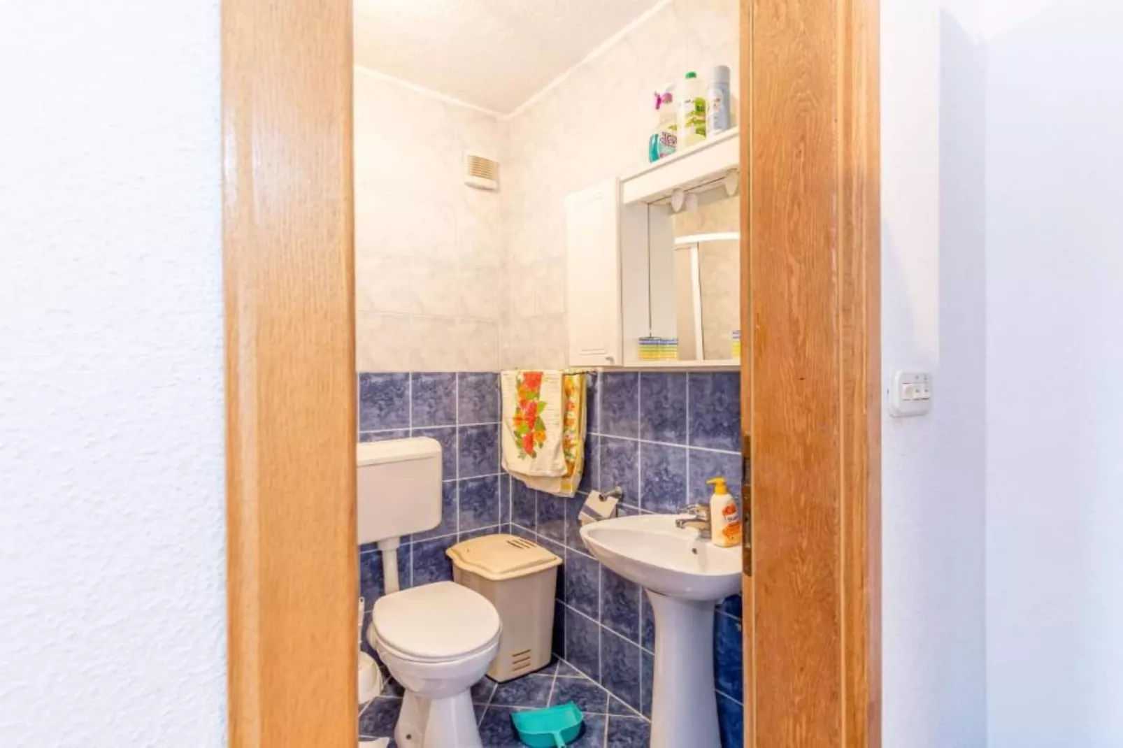 Charming and Cozy Okrug Gornji Apartment with Balcony - One Bedroom Apartment with Balcony-Badkamer