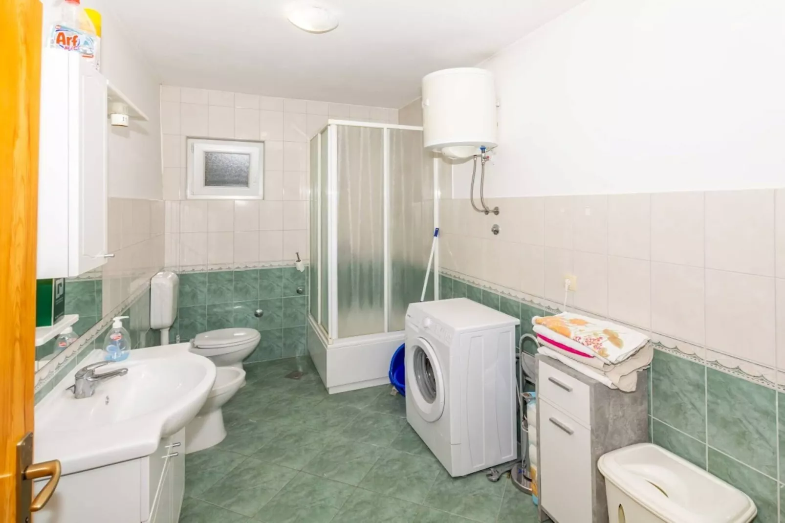 Sunny and Sleek Apartment Kastel Novi with Terrace - Three Bedroom Apartment with Terrace-Badkamer